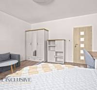 REZERVOVANÉ 3-IZBOVÝ RODINNÝ DOM V OBCI BALOŇ - Svetlá izba s podlahou s dreveným dekorom, sivou sedačkou a svetlým nábytkom v rodinnom dome.