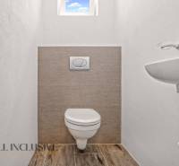 REZERVOVANÉ 3-IZBOVÝ RODINNÝ DOM V OBCI BALOŇ - Toaleta v rodinnom dome s podlahou s dreveným dekorom a malým oknom.