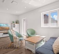 REZERVOVANÉ 3-IZBOVÝ RODINNÝ DOM V OBCI BALOŇ - Svetlá obývacia izba s podlahou s dreveným dekorom v rodinnom dome.