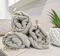 REZERVOVANÉ 3-IZBOVÝ RODINNÝ DOM V OBCI BALOŇ - Zrolované uteráky a zelená rastlina v interiéri rodinného domu.