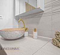 REZERVOVANÉ 3-IZBOVÝ RODINNÝ DOM V OBCI BALOŇ - Kúpeľňa v rodinnom dome s kamenným umývadlom a zlatou batériou.