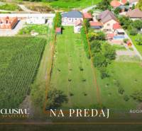 REZERVOVANÉ 3-IZBOVÝ RODINNÝ DOM V OBCI BALOŇ - Rodinný dom v Baloňi obklopený rozsiahlym trávnatým pozemkom a záhradou.