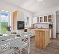 REZERVOVANÉ 3-IZBOVÝ RODINNÝ DOM V OBCI BALOŇ - Kuchyňa v rodinnom dome s dreveným dekorom a jedálenským stolom.