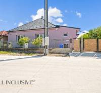 REZERVOVANÉ 3-IZBOVÝ RODINNÝ DOM V OBCI BALOŇ - Rodinný dom v obci Baloň s ružovou fasádou a záhradou za plotom.