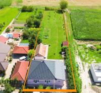 REZERVOVANÉ 3-IZBOVÝ RODINNÝ DOM V OBCI BALOŇ - Letecký pohľad na rodinný dom v obci Baloň s priestranným dvorom a záhradou.