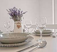 REZERVOVANÉ 3-IZBOVÝ RODINNÝ DOM V OBCI BALOŇ - Prestretý stôl s riadom a dekoráciou levandule v Rodinnom dome.