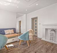 REZERVOVANÉ 3-IZBOVÝ RODINNÝ DOM V OBCI BALOŇ - Obývacia izba v rodinnom dome s pohovkou, svietidlom a podlahou s dreveným dekorom.