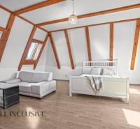 REZERVOVANÉ ZREKONŠTR. 6 IZBOVÝ RODINNÝ DOM, KOŠÚTY - Podkrovná izba v rodinnom dome s drevenými trámami, sedacou súpravou a posteľou.