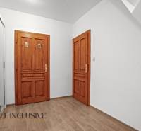 REZERVOVANÉ ZREKONŠTR. 6 IZBOVÝ RODINNÝ DOM, KOŠÚTY - Interiér rodinného domu s podlahou s dreveným dekorom a dvomi drevenými dverami.