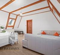 REZERVOVANÉ ZREKONŠTR. 6 IZBOVÝ RODINNÝ DOM, KOŠÚTY - Podkrovná izba v rodinnom dome s pohovkou, posteľou a podlahou s dreveným dekorom.