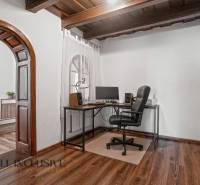 REZERVOVANÉ ZREKONŠTR. 6 IZBOVÝ RODINNÝ DOM, KOŠÚTY - Domáci pracovný kút s počítačom, koženou stoličkou a podlahou s dreveným dekorom.