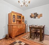 REZERVOVANÉ ZREKONŠTR. 6 IZBOVÝ RODINNÝ DOM, KOŠÚTY - Jedálenský kút v rodinnom dome s dreveným príborníkom a podlahou s dreveným dekorom.