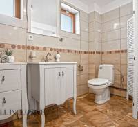 REZERVOVANÉ ZREKONŠTR. 6 IZBOVÝ RODINNÝ DOM, KOŠÚTY - Kúpeľňa v rodinnom dome, s keramickými obkladačkami, umývadlom, toaletou a ozdobnými detailmi.