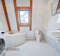 REZERVOVANÉ ZREKONŠTR. 6 IZBOVÝ RODINNÝ DOM, KOŠÚTY - Kúpeľňa v rodinnom dome s vaňou, práčkou a strešným oknom.