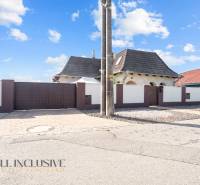 REZERVOVANÉ ZREKONŠTR. 6 IZBOVÝ RODINNÝ DOM, KOŠÚTY - Rodinný dom v Košútoch s bielym plotom a šedou strechou pod modrou oblohou.