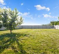 REZERVOVANÉ ZREKONŠTR. 6 IZBOVÝ RODINNÝ DOM, KOŠÚTY - Veľká záhrada s trávnikom a stromami pri rodinnom dome v Košútoch.