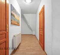 REZERVOVANÉ ZREKONŠTR. 6 IZBOVÝ RODINNÝ DOM, KOŠÚTY - Chodba s drevenými dverami, radiátorom a obrazom, v rodinnom dome s podlahou s dreveným dekorom.