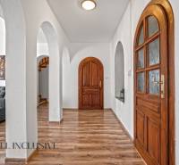 REZERVOVANÉ ZREKONŠTR. 6 IZBOVÝ RODINNÝ DOM, KOŠÚTY - Interiérová chodba v Rodinnom dome s oblúkmi, podlaha s dreveným dekorom.