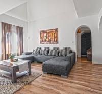 REZERVOVANÉ ZREKONŠTR. 6 IZBOVÝ RODINNÝ DOM, KOŠÚTY - Obývacia izba v rodinnom dome s pohodlnou pohovkou a podlahou s dreveným dekorom.