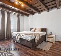 REZERVOVANÉ ZREKONŠTR. 6 IZBOVÝ RODINNÝ DOM, KOŠÚTY - Spálňa v rodinnom dome s posteľou, podlahou s dreveným dekorom a závesmi.