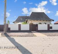 REZERVOVANÉ ZREKONŠTR. 6 IZBOVÝ RODINNÝ DOM, KOŠÚTY - Rodinný dom v Košútoch s veľkou bránou a kamenným dvorom, modrá obloha.