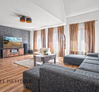 REZERVOVANÉ ZREKONŠTR. 6 IZBOVÝ RODINNÝ DOM, KOŠÚTY - Obývačka v rodinnom dome s podlahou s dreveným dekorom, pohodlným gaučom a televíziou.