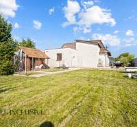 REZERVOVANÉ ZREKONŠTR. 6 IZBOVÝ RODINNÝ DOM, KOŠÚTY - Záhrada pri rodinnom dome v Košútoch, so Psím kotcom a zeleným trávnikom.