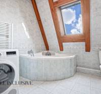 REZERVOVANÉ ZREKONŠTR. 6 IZBOVÝ RODINNÝ DOM, KOŠÚTY - Kúpeľňa v rodinnom dome s rohovou vaňou, práčkou a strešným oknom.