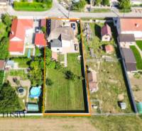 REZERVOVANÉ ZREKONŠTR. 6 IZBOVÝ RODINNÝ DOM, KOŠÚTY - Letecký pohľad na rodinný dom v Košútoch s priestrannou záhradou a okolitými stavbami.