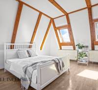 REZERVOVANÉ ZREKONŠTR. 6 IZBOVÝ RODINNÝ DOM, KOŠÚTY - Spálňa v rodinnom dome s podlahou s dreveným dekorom a strešnými oknami.