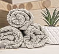 REZERVOVANÉ ZREKONŠTR. 6 IZBOVÝ RODINNÝ DOM, KOŠÚTY - Stočené uteráky pri kvetináči v kúpeľni rodinného domu.