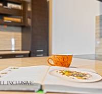 REZERVOVANÉ ZREKONŠTR. 6 IZBOVÝ RODINNÝ DOM, KOŠÚTY - Kuchyňa rodinného domu s otvorenou kuchárskou knihou a oranžovým hrnčekom.