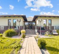 NA PREDAJ 4-IZB NOVOSTAVBA S TROJGARÁŽOU, PIN. KRAČANY - Rodinný dom na Pinkových Kračanoch, Dunajská Streda, s upravenou záhradou a vstupom po dlažbe.