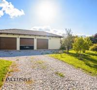 NA PREDAJ 4-IZB NOVOSTAVBA S TROJGARÁŽOU, PIN. KRAČANY - Rodinný dom na Pinkových Kračanoch, Dunajská Streda, s tromi garážovými bránami a štrkovou cestou.