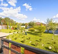 NA PREDAJ 4-IZB NOVOSTAVBA S TROJGARÁŽOU, PIN. KRAČANY - Záhrada rodinného domu v Pinkových Kračanoch, Dunajská Streda s trávnikom a hojdačkou.