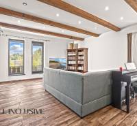 NA PREDAJ 4-IZB NOVOSTAVBA S TROJGARÁŽOU, PIN. KRAČANY - Obývačka, knižnica, pohovka, klavír, podlaha s dreveným dekorom, Rodinný dom.