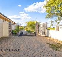 NA PREDAJ 4-IZB NOVOSTAVBA S TROJGARÁŽOU, PIN. KRAČANY - Brána rodinného domu na ulici Pinkové Kračany v Dunajskej Strede s kockovaným dláždením.