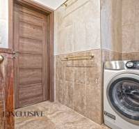 NA PREDAJ 4-IZB NOVOSTAVBA S TROJGARÁŽOU, PIN. KRAČANY - Kúpeľňa s práčkou a drevenými dverami v rodinnom dome.