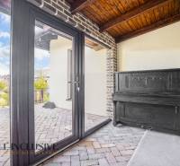 NA PREDAJ 4-IZB NOVOSTAVBA S TROJGARÁŽOU, PIN. KRAČANY - Rodinný dom s tehlovým obkladom, klavírom a výhľadom na záhradu v Dunajskej Strede, Pinkové Kračany.