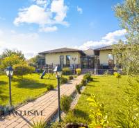 NA PREDAJ 4-IZB NOVOSTAVBA S TROJGARÁŽOU, PIN. KRAČANY - Rodinný dom na Pinkových Kračanoch v Dunajskej Strede s udržiavanou záhradou a chodníkom.