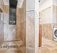 NA PREDAJ 4-IZB NOVOSTAVBA S TROJGARÁŽOU, PIN. KRAČANY - Kúpeľňa s murovaným sprchovým kútom a práčkou v rodinnom dome.