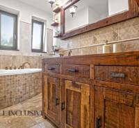 NA PREDAJ 4-IZB NOVOSTAVBA S TROJGARÁŽOU, PIN. KRAČANY - Kúpeľňa v rodinnom dome s vaňou a rustikálnym dreveným nábytkom.