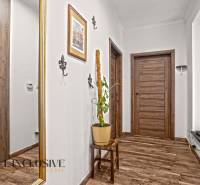 NA PREDAJ 4-IZB NOVOSTAVBA S TROJGARÁŽOU, PIN. KRAČANY - Interiér s dverami a podlahou s dreveným dekorom v rodinnom dome.