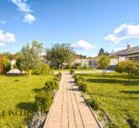 NA PREDAJ 4-IZB NOVOSTAVBA S TROJGARÁŽOU, PIN. KRAČANY - Záhrada rodinného domu na Pinkových Kračanoch v Dunajskej Strede s trávnikom a chodníkom.