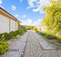 NA PREDAJ 4-IZB NOVOSTAVBA S TROJGARÁŽOU, PIN. KRAČANY - Cestička v záhrade rodinného domu v Pinkových Kračanoch, Dunajská Streda, lemovaná zeleňou.