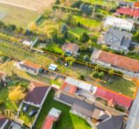 NA PREDAJ STAVEBNÝ POZEMOK (1524 m²), VYDRANY - Letecký pohľad na pozemky na bývanie vo Vydranoch s ohraničením parcely.