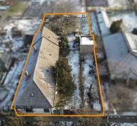 Na predaj 4-izbový rodinný dom, Dolné Saliby - V Dolných Salibách rodinný dom so záhradou a zasneženým okolím zobrazený z výšky.