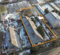 Na predaj 4-izbový rodinný dom, Dolné Saliby - Rodinný dom v Dolných Salibách so zasneženým dvorom z vtáčej perspektívy.