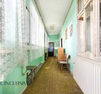 Na predaj 4-izbový rodinný dom, Dolné Saliby - Dlhá chodba v rodinnom dome so zelenými stenami a bielymi závesmi.