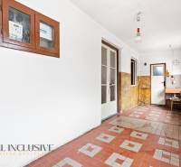 Na predaj 3-izbový rodinný dom, Dobrohošť - Chodba v rodinnom dome s dlažbou, dverami a elektrickým rozvádzačom na stene.